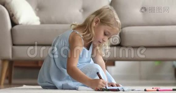 可爱的女孩在地板上用毛毡笔画画视频