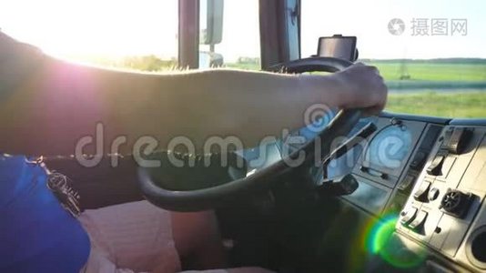 一个面目全非的人坐在卡车后面，在日落时分开车穿过乡村。 司机握着他的手视频