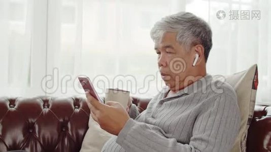 老人用无线耳机听音乐，喝咖啡视频