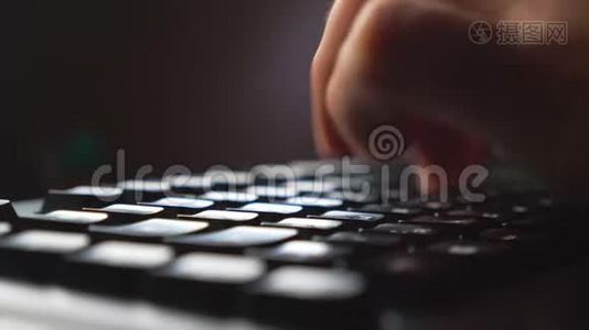 合上电脑键盘上的男性手指按钮。 在新项目中工作的不可识别的自由职业者视频