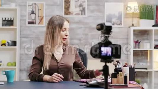 美丽的美女影响者录制关于化妆刷的vlog视频