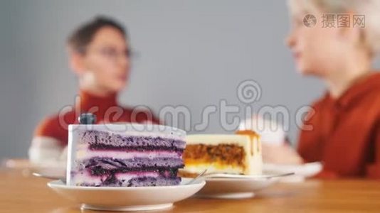 一块块蛋糕站在木桌上视频