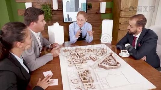 女建筑师向年轻投资者解释她的房地产项目视频