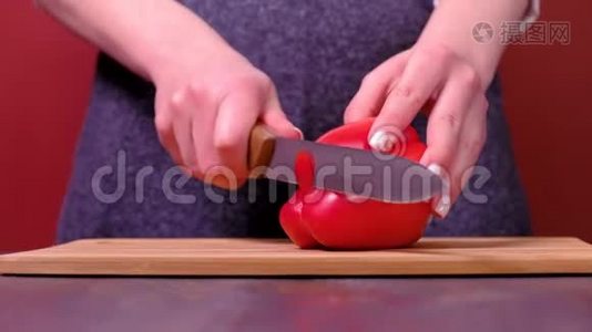 女人`手在桌子上切蔬菜视频