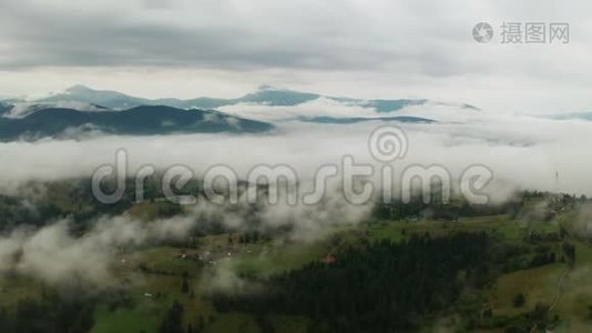 雨后山区的恶劣天气。 山中的雾，鸟瞰视频