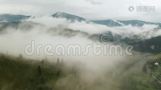 雨后山区的恶劣天气。 山中的雾，鸟瞰视频