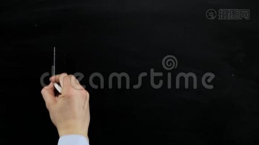 用白色粉笔在黑板上手写我想你。 快关门。视频