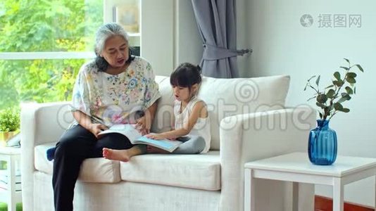 有小孙女的老年女性读书视频