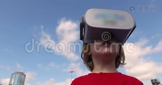 在外面戴虚拟现实眼镜的小孩视频
