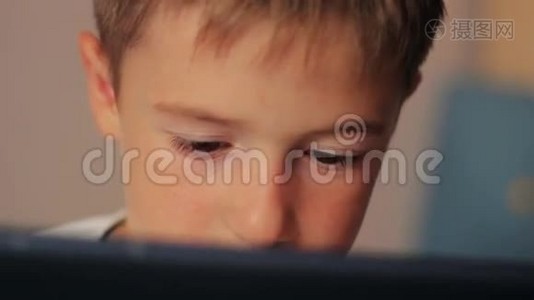 帅哥用触摸屏平板电脑视频