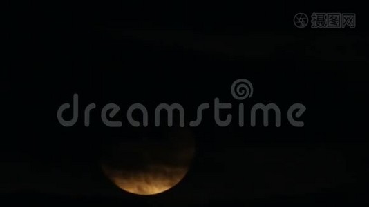 橙色超级月亮与云视频