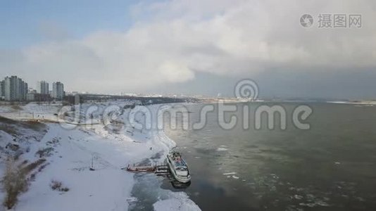 从高处俯瞰冬季河景的船视频