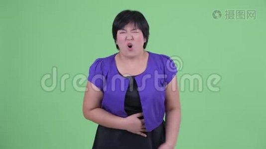 肥胖的亚洲年轻女性胃痛视频