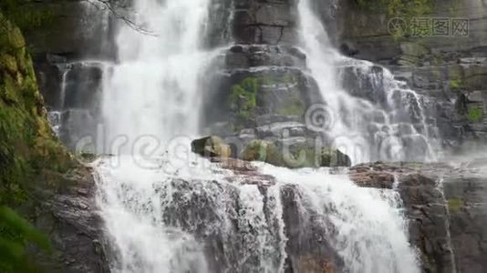 特写4k视频的悬崖和岩石在强大的瀑布视频