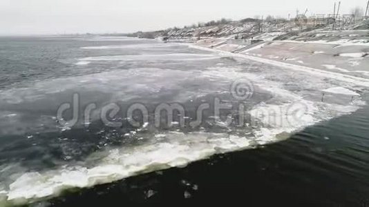 从高处俯瞰冬季河景的船视频