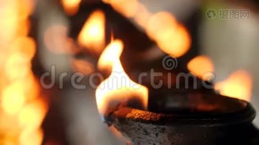 印度教寺庙长排火烧油灯特写4k视频视频