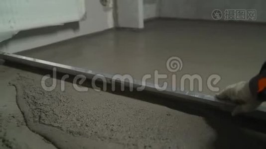 地板平整。 用一种自平化合物填充地板。 工人用灰泥铺地板视频