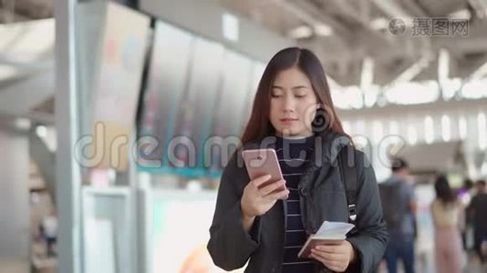 年轻旅客女性在机场用智能手机办理登机手续视频