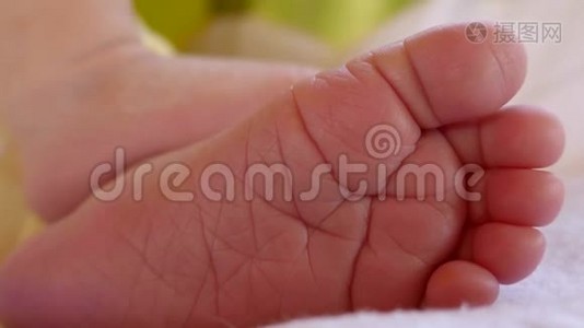 特写一个新生婴儿睡觉时`脚的镜头视频