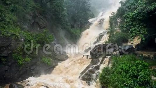 4k山河在山区暴雨期间被过度洪水视频