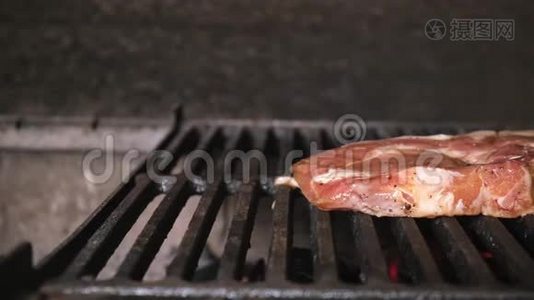 烤架BBQ上有两个大的生汁牛排。 肉是烤特写.. 多利滑动视频视频