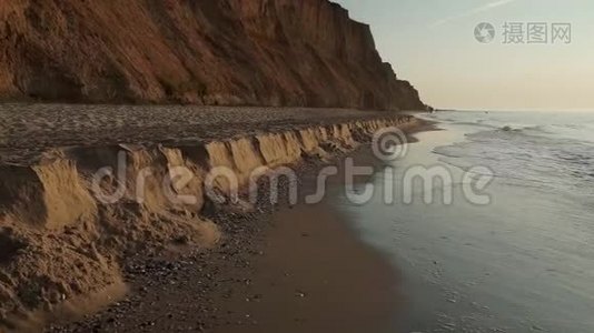 滩，泡沫海洋，海浪洗沙.. 海浪冲击沙滩..视频