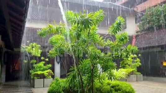 亚洲传统建筑木质屋顶在大雨时流的水流和水滴视频视频