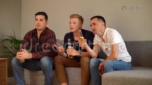 在他们的足球队进球后，一群朋友开始喝啤酒视频