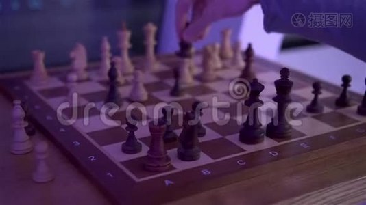 国际象棋棋盘与国际象棋视频
