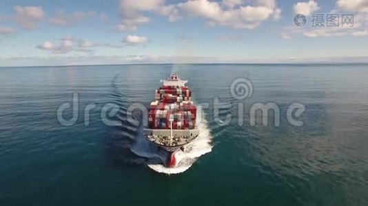 巨大的集装箱船在海浪中航行，海景地平线，蓝色的水4k视频