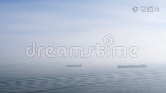 两艘货船在大西洋的空中观景视频
