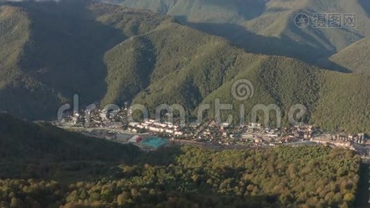 美丽的高空无人机观看一个小山村。 山中一小村，鸟瞰..视频