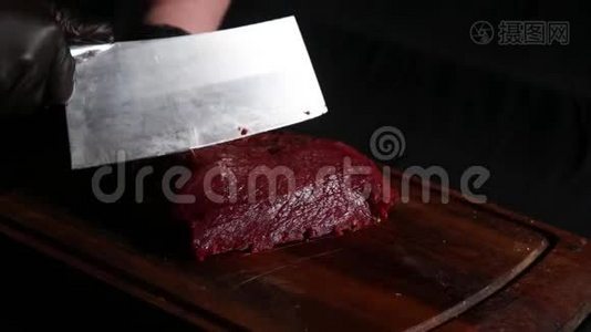 厨师在黑暗中用大刀在木板上切生肉视频