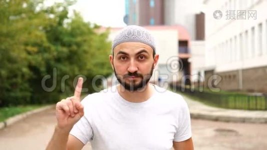 不，年轻的有胡子的穆斯林男子放弃挥舞手指的提议视频