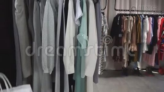 漂亮的设计师把成品衣服送给女顾客。视频