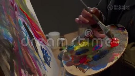 女人混合颜料画一幅画视频