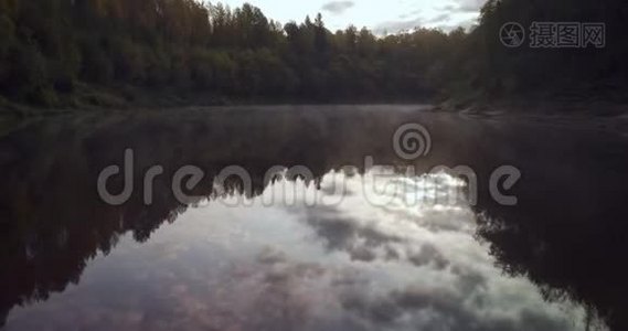 在水面上有薄雾的河流上向前移动。视频