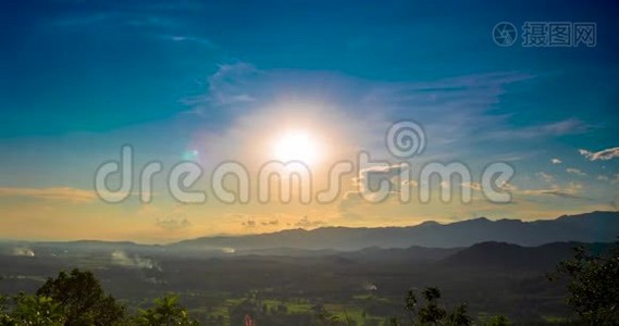 4K运动山天幕夏日落金云夏时光晴天云景山的景象.. 明亮的蓝色视频