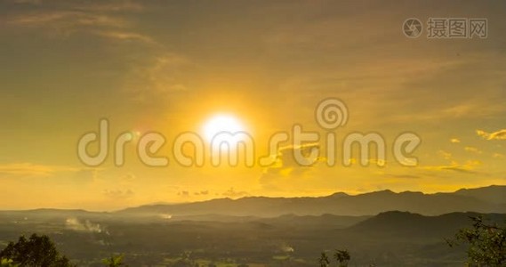 4K运动山天幕夏日落金云夏时光晴天云景山的景象.. 明亮的蓝色视频