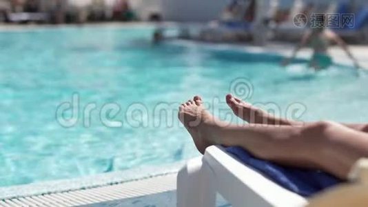 在豪华酒店水疗中心的游泳池里放松身心的女性腿视频