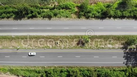 乘坐汽车和卡车在公路上鸟瞰乡村公路交通的风景视频