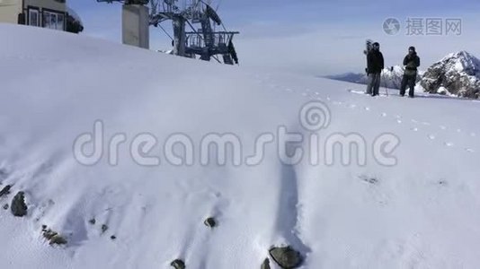 两个滑雪板边雪坡，滑雪旅游冬季度假无人驾驶飞机观景视频