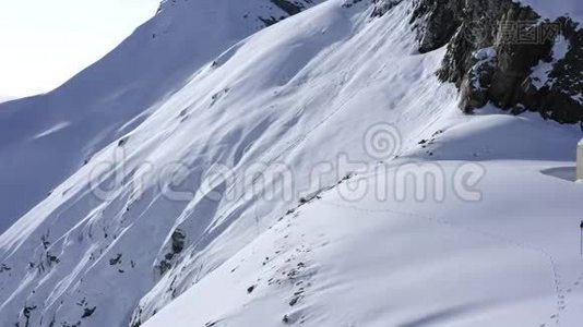 冬季徒步旅行时，带着滑雪板在雪山上旅行的游客视频