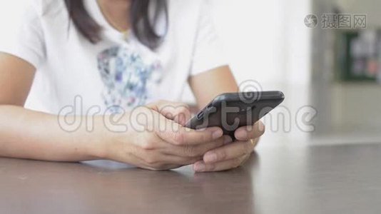 女人手在手机上发短信进行交流。视频