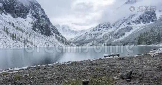 雪山湖时间在秋天流逝. 野生自然和乡村山谷。 松树和绿林视频