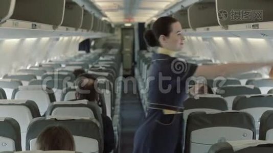 年轻的空姐给出了氧气罩的说明视频