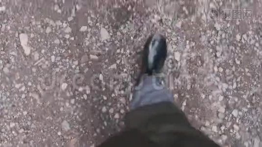 徒步脚上的皮靴浸在泥泞的路上。视频