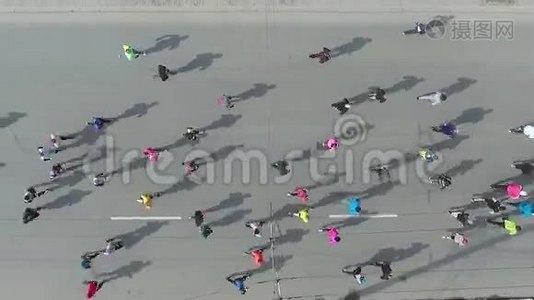 在城市道路上的马拉松比赛中，一群跑步者的高空向下拍摄视频