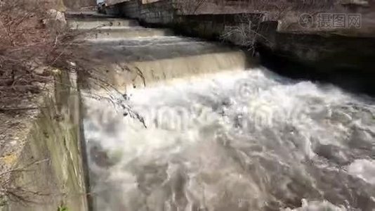 水沿不均匀的斜坡流动，造成许多瀑布。视频