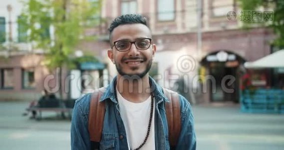 欢快的中东年轻人在城市户外微笑视频